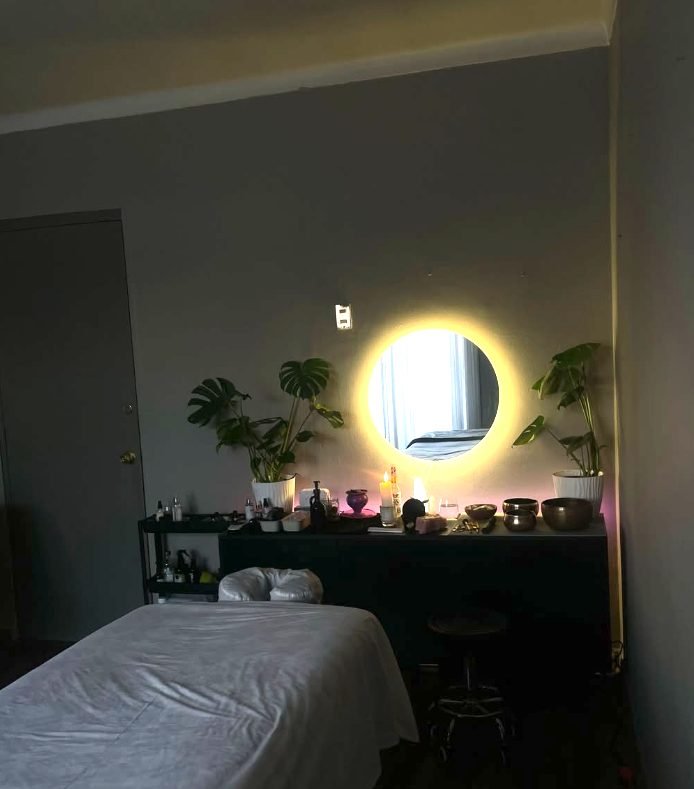 Sala de terapia holística de Constanza Améstica con cuencos y espejo iluminado